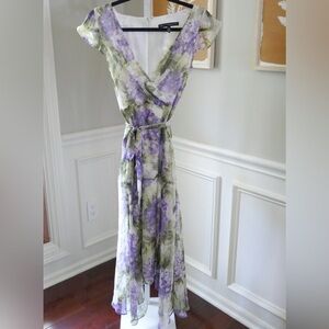 Float Floral White House black market dress with tie and ruffle sleeves size